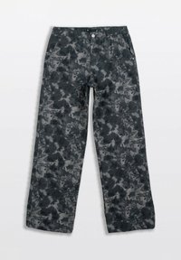 Czarno-szare, wzorzyste spodnie o szerokich nogawkach, o miękkiej teksturze, z zapięciem na guzik i pięcioma kieszeniami. Regulowany pasek w talii.
