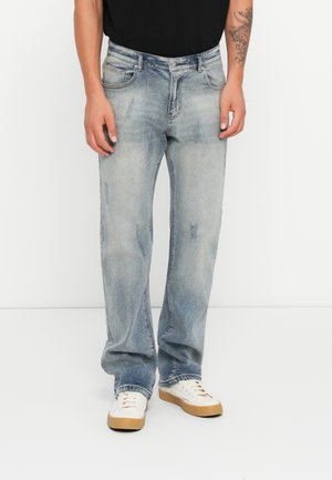 Lichtblauwe denim jeans met een relaxte pasvorm, vervaagde afwerking en subtiele slijtage. Beschikt over vijf zakken en een knoopsluiting aan de taille.