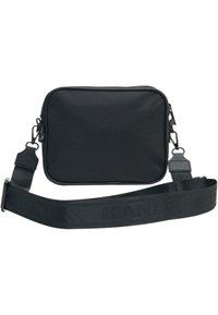 Czarna torebka na ramię o prostokątnym kształcie, wykonana z trwałego materiału. Posiada szeroki pasek i subtelne akcenty z logo. Zamek błyskawiczny.