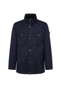 Chaqueta azul marino hecha de una tela resistente, con un alto cuello, cuatro bolsillos frontales, cierres de botones a presión y un acabado texturizado.