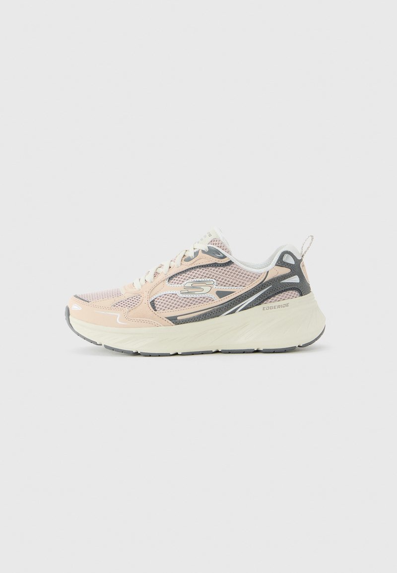 Baskets Skechers Edge Ride de couleur rose clair et gris avec une tige en maille et une épaisse semelle blanche, présentées de côté sur un fond blanc.