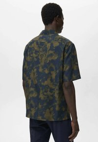 Korte mouwen shirt in donkerblauw met een groen abstract patroon, voorzien van een klassieke kraag en een relaxte pasvorm, gemaakt van lichtgewicht stof.