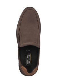 Scarpa slip-on in pelle marrone con punta arrotondata, soletta testurizzata e accenti a contrasto vicino alla punta. Presenta un logo sulla soletta.