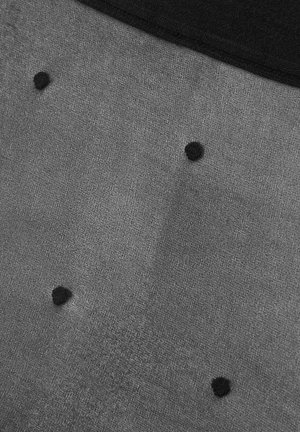 Sivá textilná plocha s jemnou tkanou štruktúrou, so štyrmi rovnomerne rozmiestnenými malými čiernymi gombíkmi s tiahlami.