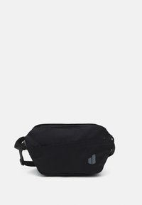 Bolso de cintura negro de nylon con forma rectangular, que presenta un bolsillo con cremallera diagonal, correa ajustable y un acento con el logo. Textura mate.