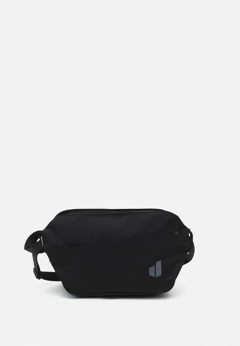 Bolso de cintura negro de nylon con forma rectangular, que presenta un bolsillo con cremallera diagonal, correa ajustable y un acento con el logo. Textura mate.