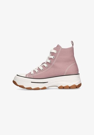 Zapatillas altas de lona en rosa pastel con cordones blancos, suela blanca gruesa, acentos negros y una base de goma texturizada marrón.