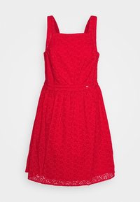 Robe en dentelle rouge avec un décolleté carré, sans manches, taille cintrée et jupe évasée. Présente des motifs floraux et un ourlet avec des découpes.