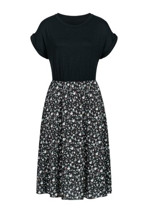 Schwarzes T-Shirt-Kleid mit kurzen, aufgerollten Ärmeln, einem figurbetonten Oberteil und einem ausgestellten, knielangen Rock mit einem kleinen Blumenmuster auf dunklem Hintergrund.