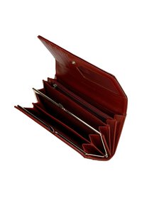 Portafoglio in pelle rossa con più scomparti, una sezione con zip e chiusura a scatto. Presenta una texture liscia e accenti in metallo argentato.