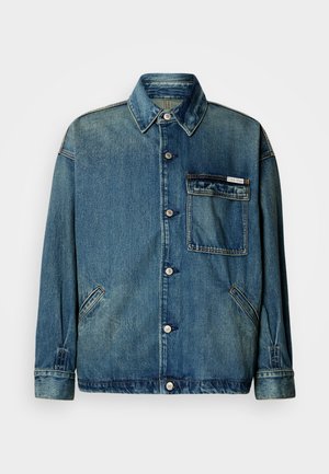 Μπλε τζάκετ από τζιν με κούμπωμα, γιακά, τσέπη στο στήθος με καπάκι και ετικέτα λογότυπου, και δύο γωνιακές πλάγιες τσέπες σε λευκό φόντο.