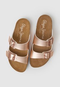 Paire de sandales en or rose à double bride avec boucles ajustables et semelles rembourrées marron estampillées "Pepe Jeans London".