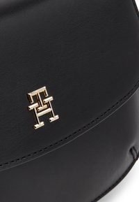 Tommy Hilfiger CHIC CROSSOVER - Taška cez plece - black