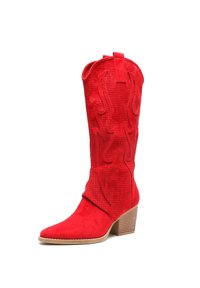Bota cowboy de ante rojo hasta la rodilla con detalles perforados, punta afilada y tacón de madera apilada. Patrón decorativo de llamas en el caña.