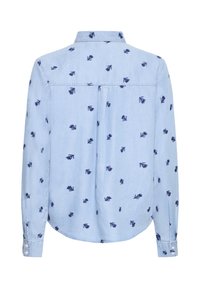 Lyseblå denimskjorte med lange ermer, krage og marineblå bladmønster. Har knappmansjetter og en plissé bak for en avslappet passform.