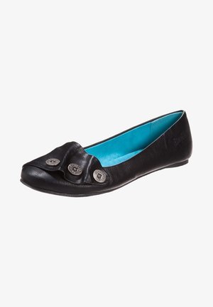 Chaussure plate en cuir noir avec un bout arrondi, présente un design avant ondulé et trois accents de boutons argentés. L'intérieur est d'un turquoise brillant.