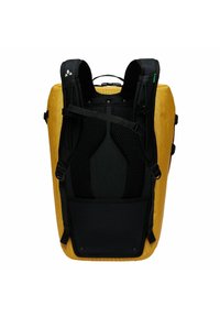 Mochila con un exterior estampado en amarillo, correas acolchadas negras y soporte trasero de malla. Presenta hebillas ajustables y un asa prominente.