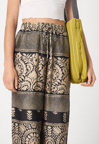 VILA VIRAMONE  - Auduma bikses - feather gray graphic