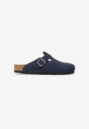 Zoccoli in suede blu navy con una soletta in sughero, dotati di una fascetta regolabile con una fibbia in argento e una suola nera texturizzata.