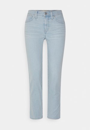 Jeans de denim azul claro com um design de perna reta, apresentando um estilo clássico de cinco bolsas, passantes para cinto e fecho de cremalheira com botão.