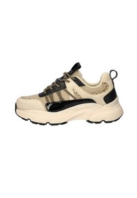 Beige en zwarte sneakers met een bovenwerk van mesh, textuuraccenten en een dikke witte zool. Bevatte details van zwart lakleer en patroonveters.