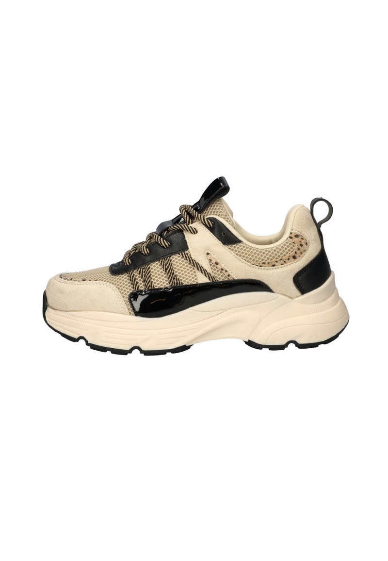 Beige en zwarte sneakers met een bovenwerk van mesh, textuuraccenten en een dikke witte zool. Bevatte details van zwart lakleer en patroonveters.