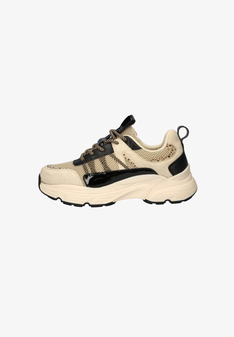 Beige en zwarte sneakers met een bovenwerk van mesh, textuuraccenten en een dikke witte zool. Bevatte details van zwart lakleer en patroonveters.