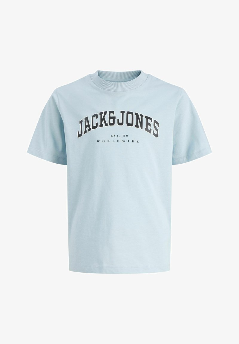Camiseta de algodón azul claro con mangas cortas, con cuello redondo y un logo impreso en gris oscuro: "JACK&JONES EST. 90 WORLDWIDE."
