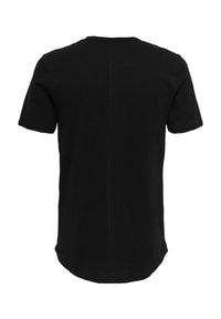 Schwarzes T-Shirt mit kurzen Ärmeln, runder Ausschnitt, gerader Schnitt mit leicht geschwungenem Saum und einer glatten Stofftextur.