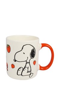 Weiße Keramiktasse mit einer Snoopy-Illustration, umgeben von roten Erdbeeren. Der Henkel ist orange und setzt einen lebendigen Akzent.