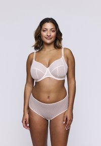 Vaaleanpunainen alusvaatesetti, johon kuuluu läpikuultava verkkomuotoilu, jossa on tukikuppeja, ja yhteensopivat korkeavyötäröiset alushousut, joissa on geometrisia kuvioita.