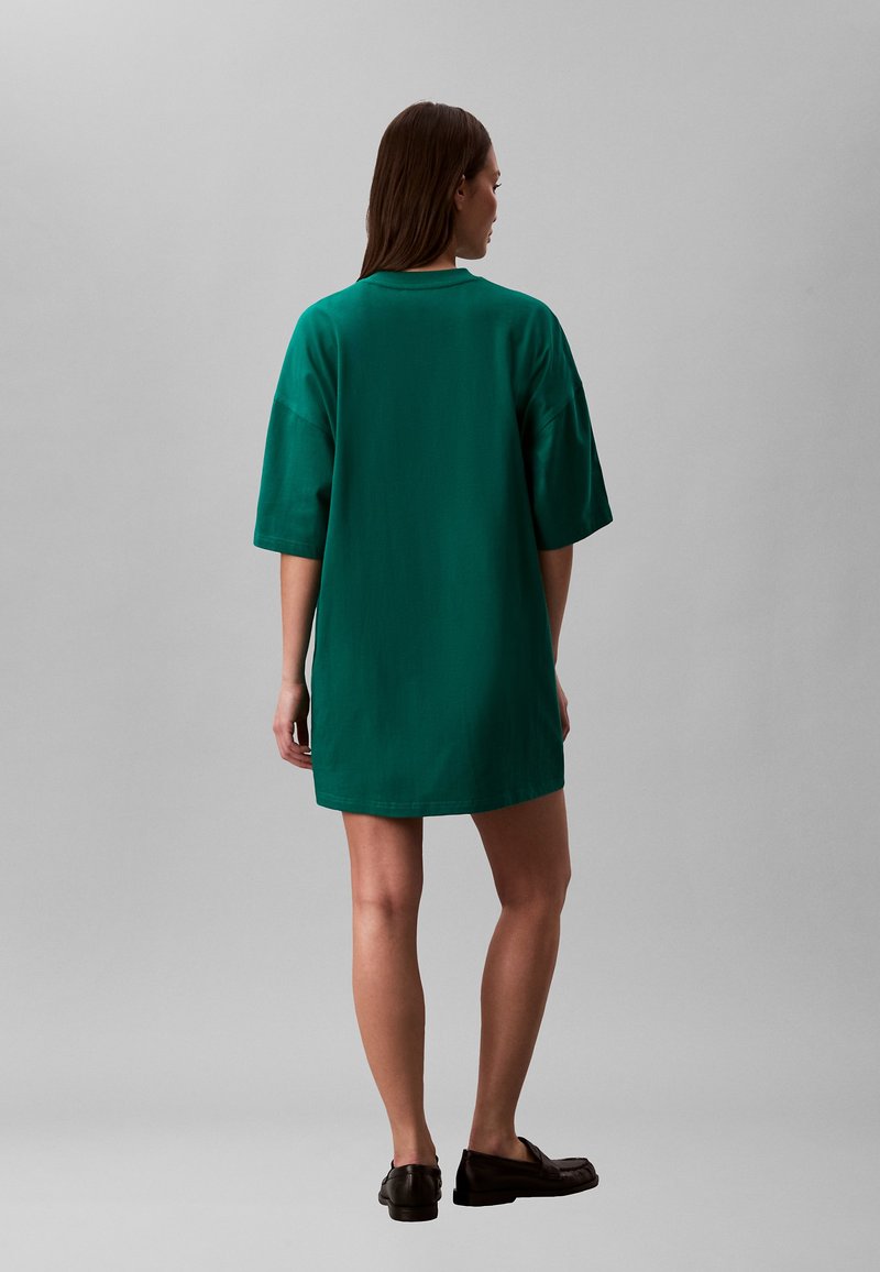 Calvin Klein Jeans LABEL - T-Shirt Dress - enchanted forest/green -  Zalando.ie