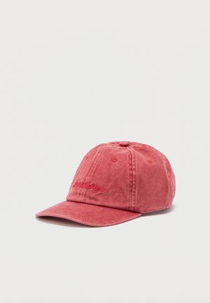 Gorra de béisbol de algodón lavado en rojo con texto bordado en el frente y una visera curva, mostrada sobre un fondo blanco.