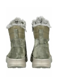 Zelené semsové kotníkové boty s umělou kožešinou na okraji, zadním zipem a polstrovanou podrážkou. Hladké a strukturované povrchy s jemnými švy.
