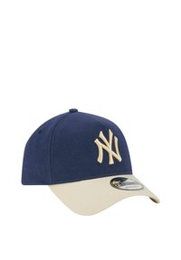 Navyblaues Baseballcap mit cremefarbenem Schild, gesticktem Logo auf der Vorderseite, strukturiertem Stoff und einem stabilen Design.