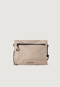 Bolso cruzado de nailon beige con cierre superior de cremallera, bolsillo frontal, detalles de cremallera negra y correa de hombro ajustable.