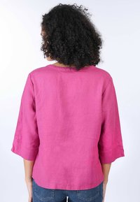 Fuchsia Leinenoberteil mit dreiviertel Ärmeln, Rundhalsausschnitt und lockerer Passform. Glatte Textur, gesäumte Manschetten und Rückennahtdetails.