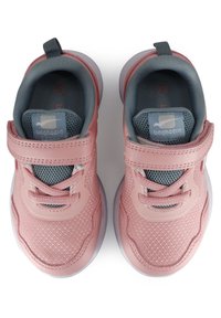 Rosa träningsskor med nätöverdel, grå detaljer och kardborreband. Har en vadderad krage och en lätt, flexibelt sula. Storlek 25.