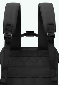 Schwarzer Rucksack mit gepolsterten, verstellbaren Schulterriemen und einem strukturierten, gesteppten Stoff. Enthält einen Handgriff zum Tragen.