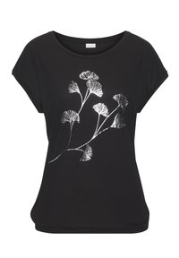 Musthave musta lühikeste varrukatega t-särk ümmarguse kaelusega, mille esiosas on hõbedane ginkgo lehe graafika. Pehme kangas ja mugav lõige.