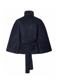 Manteau cape bleu marine foncé avec manches larges, col haut et ceinture en tissu assorti tombant dans le dos.