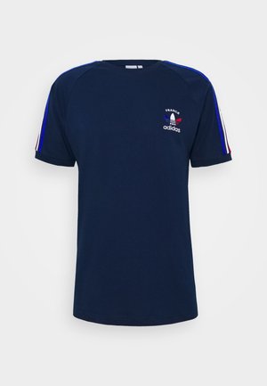 T-shirt en coton bleu marine à manches courtes, avec un col rond et un logo "FRANCE" brodé, ainsi que la marque Adidas et des bandes colorées.