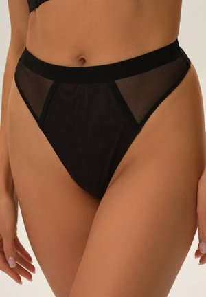 Schwarze Lingerie mit transparenten Mesh-Panels, hohem Schnitt, weichem elastischen Bund und glatter Textur. Minimalistische und figurbetonte Silhouette.