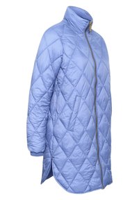 Giacca trapuntata azzurro chiaro con colletto alto, zip a tutta lunghezza e polsini a coste. Il tessuto ha una texture liscia e lucida.