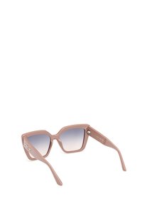 Gafas de sol cuadradas con un marco de plástico color rosa claro y lentes gris degradado, con una marca plateada en las patillas.