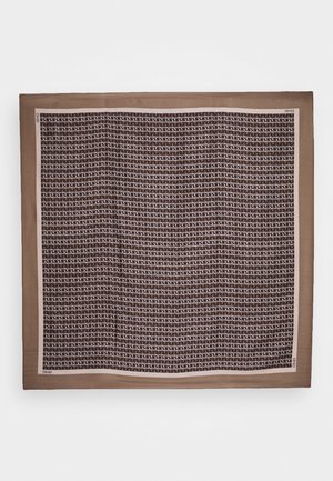 Foulard carré marron avec une bordure beige et un motif répétitif de maillons de chaîne blancs et noirs entrelacés au centre.