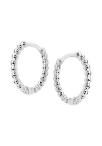 Srebrne kolczyki w kształcie obręczy, o zaokrąglonym kształcie, z naprzemiennie ułożonymi małymi i dużymi kulistymi koralikami wzdłuż zewnętrznej krawędzi. Gładkie wykończenie metalowe.