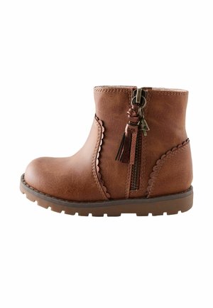 Brauner Leder-Knöchelstiefel mit gezacktem Besatz, seitlichem Reißverschluss, Quasten-Zug und dicker Gummisohle.