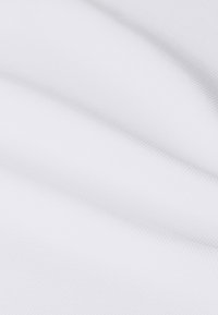 Witte stof met een gladde, iets gestructureerde oppervlakte, met subtiele horizontale ribbels en een zachte, buigzame uitstraling.