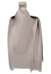 Borsa a mano in pelle grigia chiara con una forma unica. Presenta bordi curvi e cuciture minime. Include un attacco per la tracolla per il trasporto.